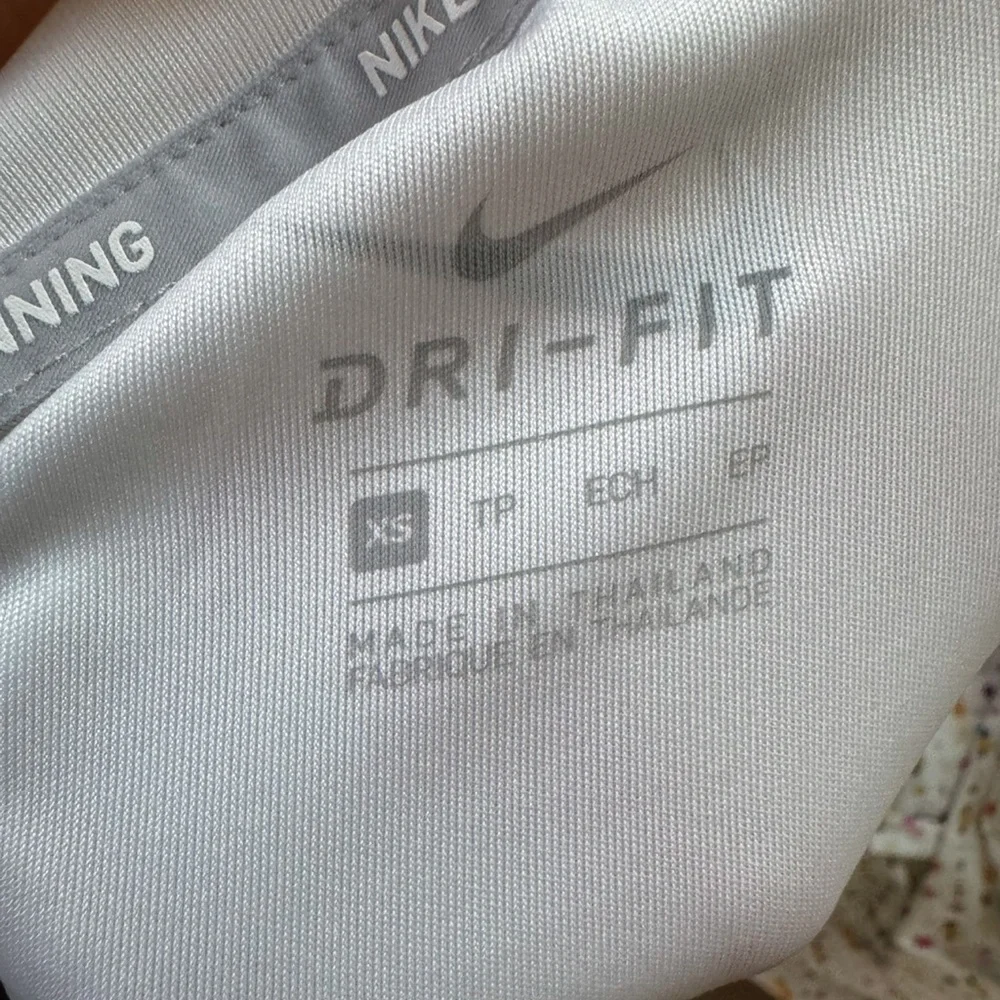 Nike women’s White Fitted Long Sleeve Tee size XS